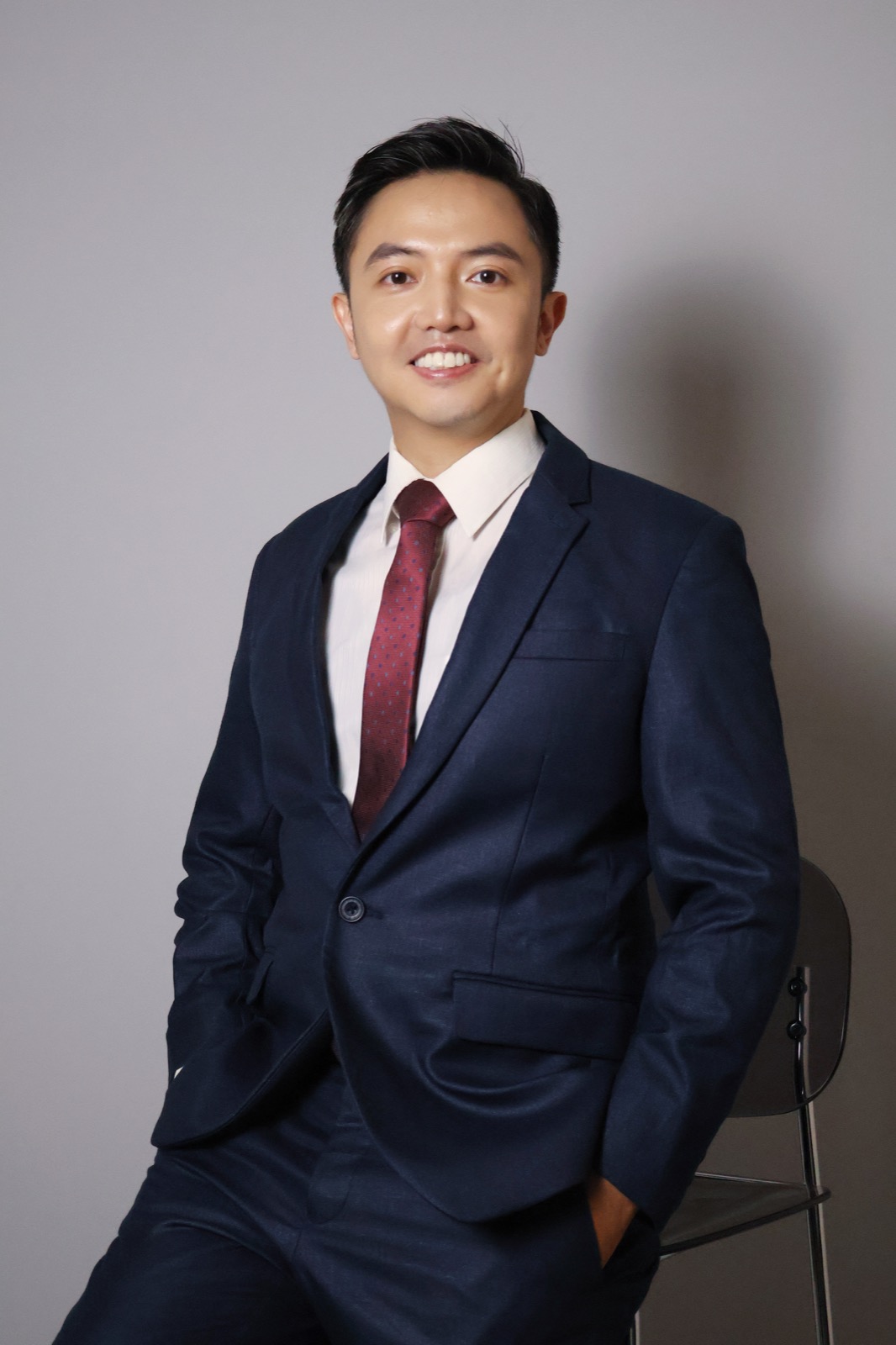 謝秉舟深色西裝形象照