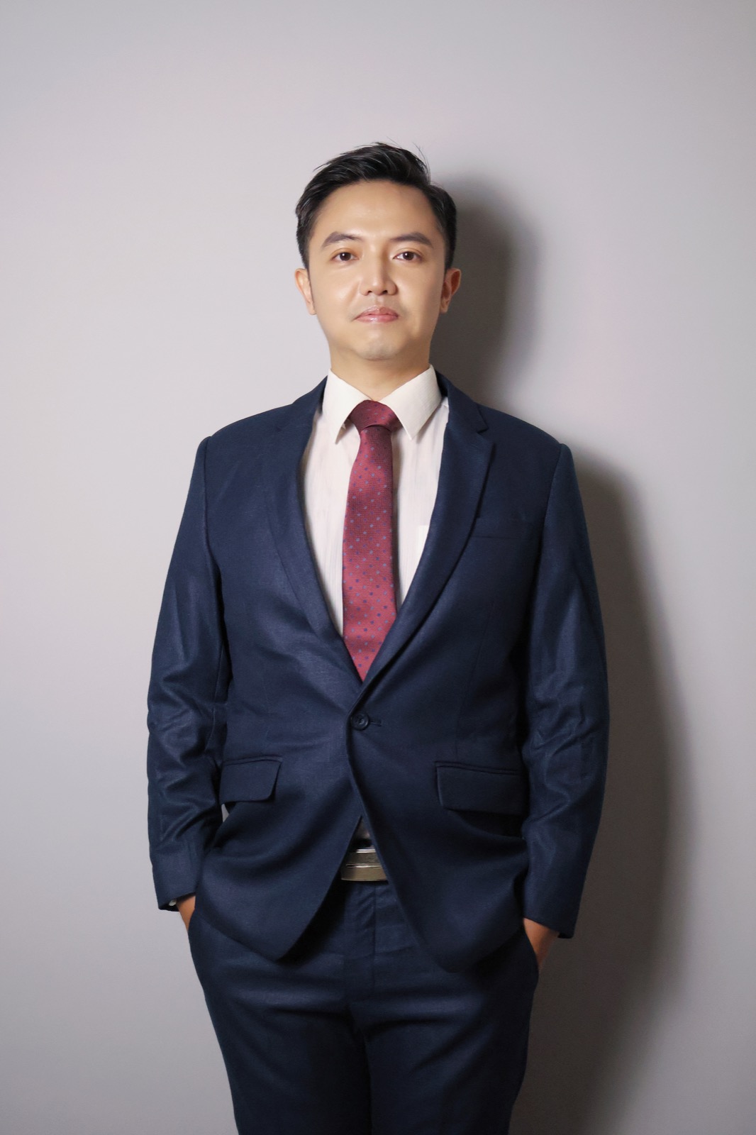 謝秉舟深色西裝正面形象照